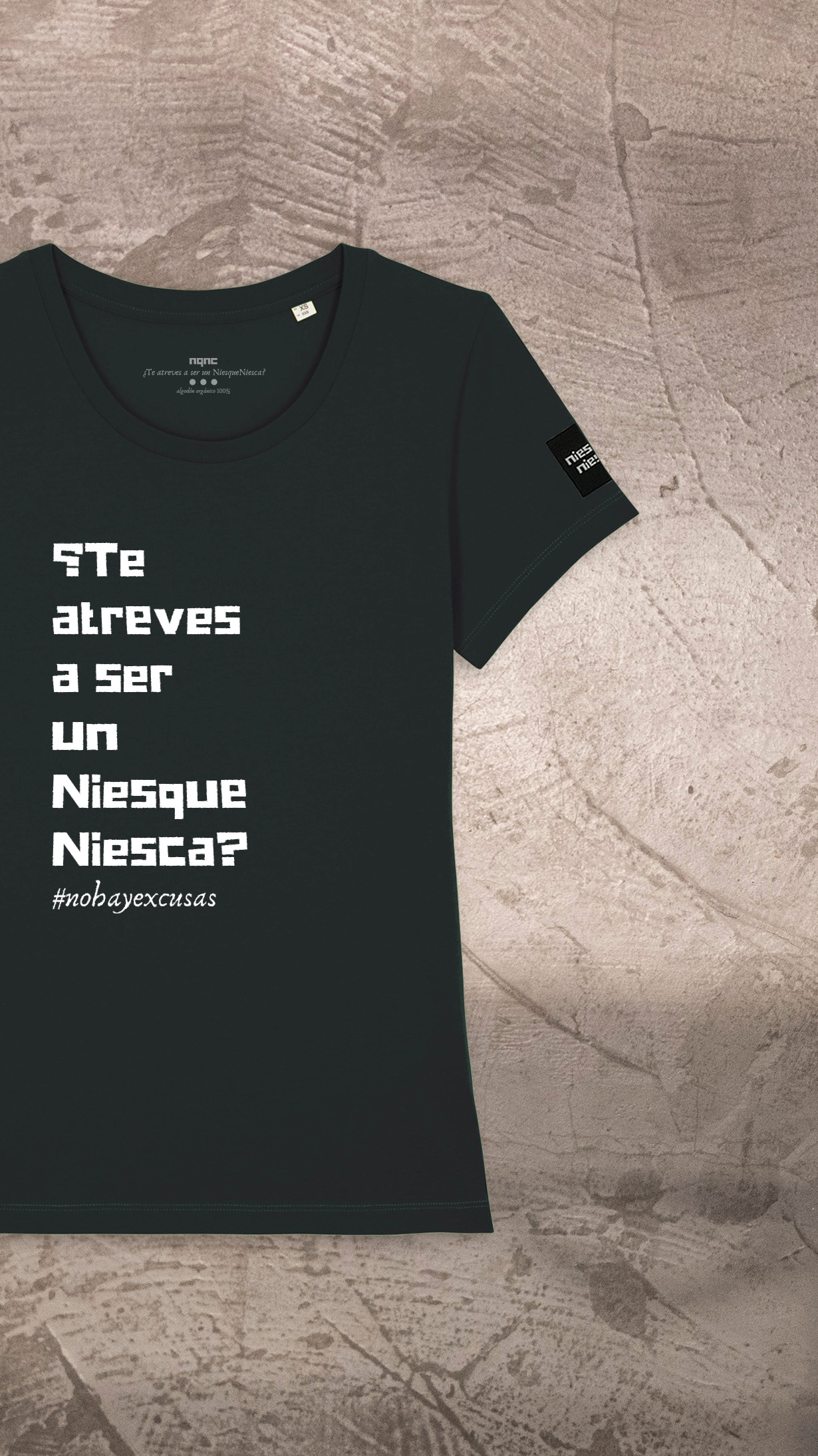 CAMISETA CHICA NEGRA NQNC TEXTO RECORTADA