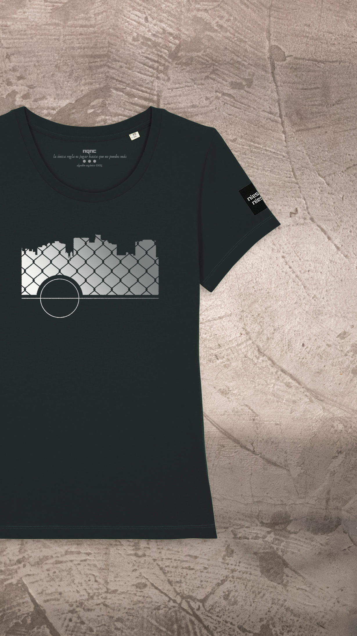 CAMISETA CHICA NEGRA RUCKER RECORTADA