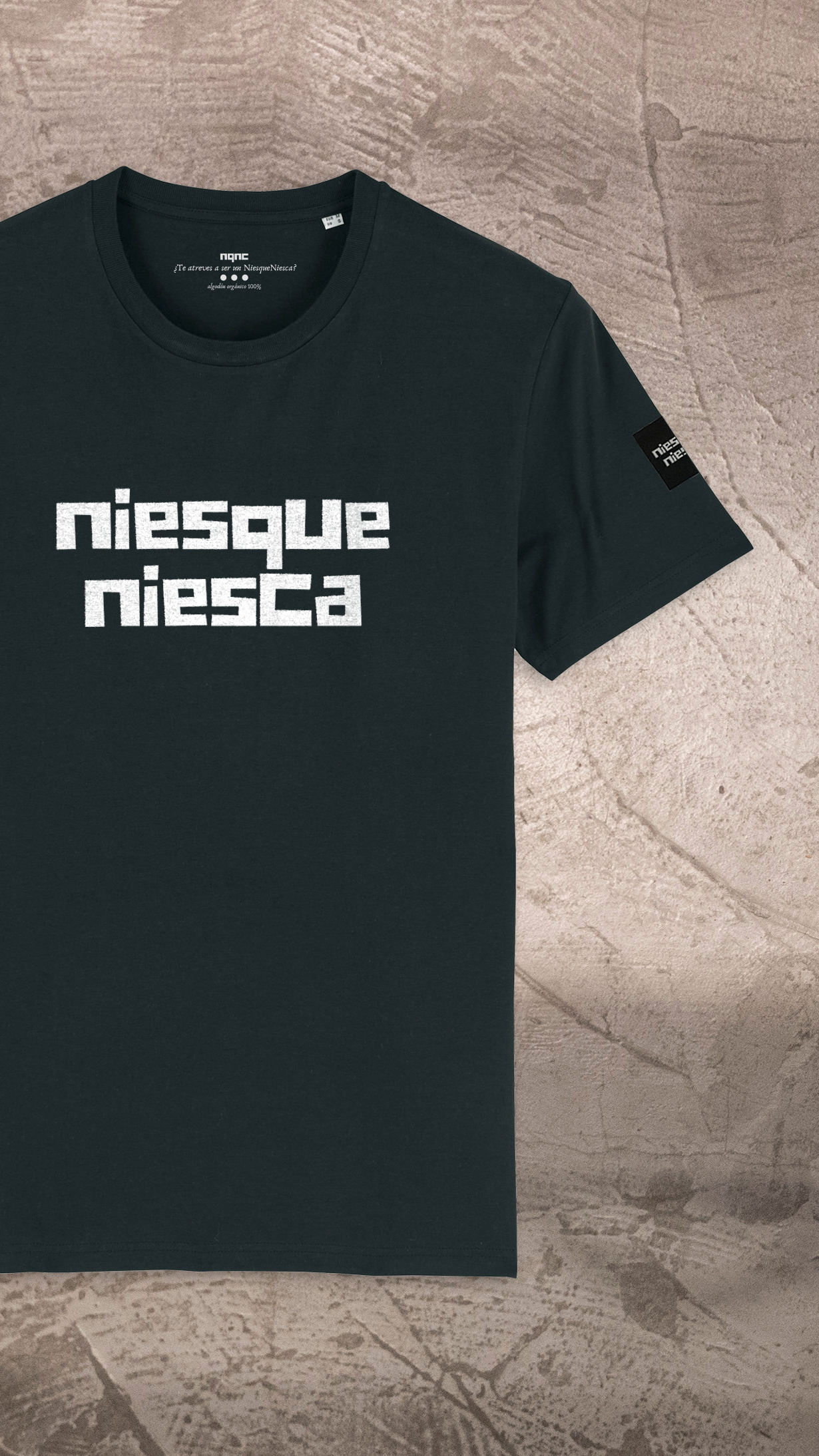 CAMISETA UNISEX NEGRA RECORTADA