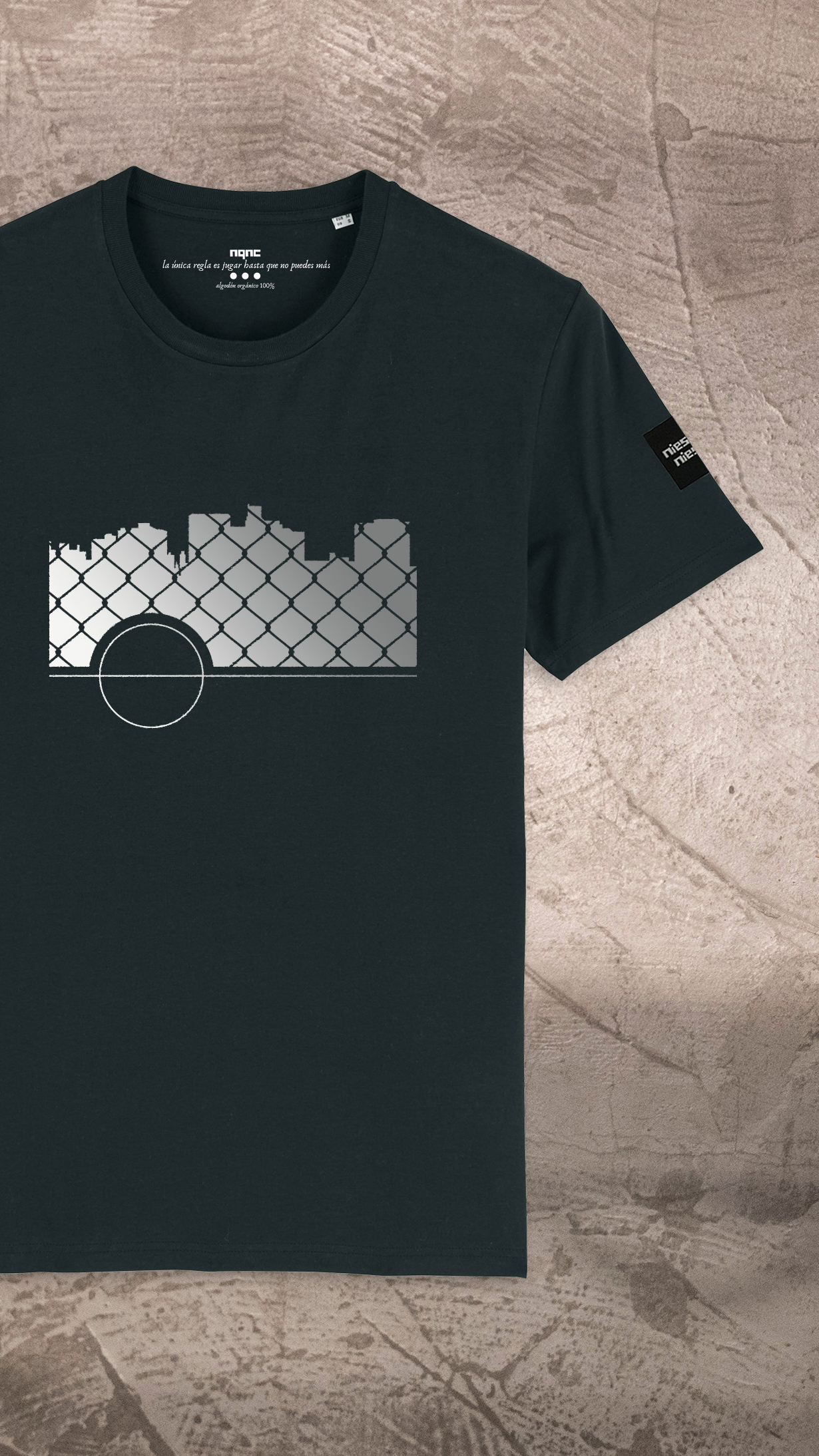 CAMISETA UNISEX NEGRA RUCKER GRÁFICO RECORTADA