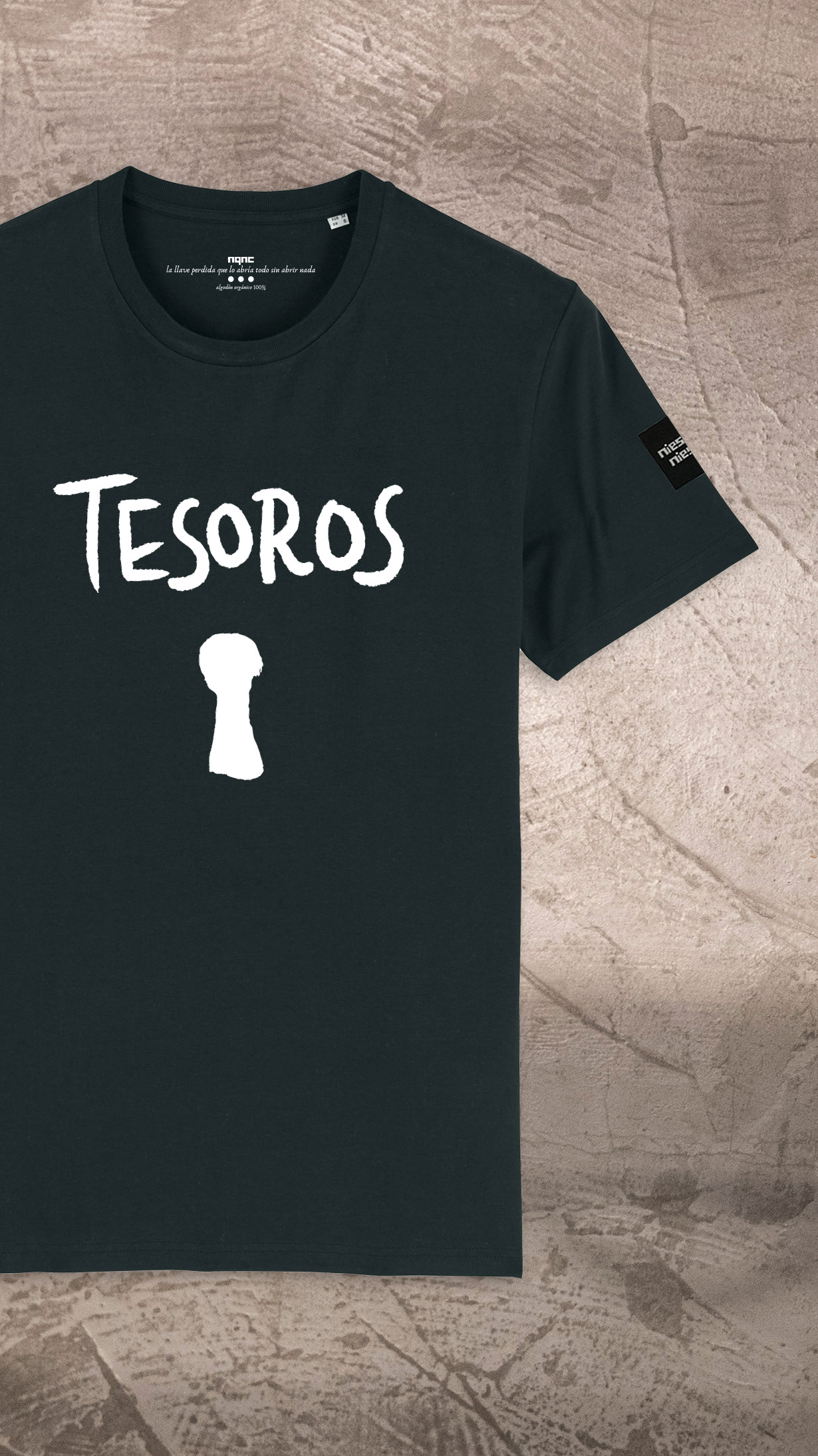 CAMISETA UNISEX NEGRA TESOROS BLANCO GRÁFICO RECORTADA